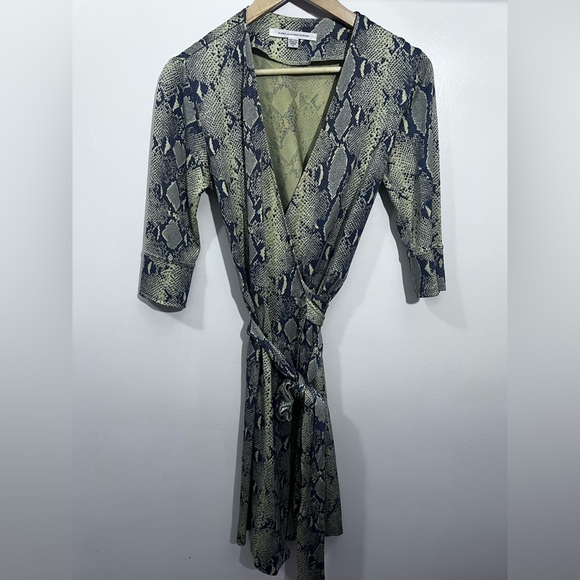 Elegant Snake Print Wrap Dress - Picture 4 of 9